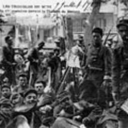 mutins installés devant le théâtre de Béziers